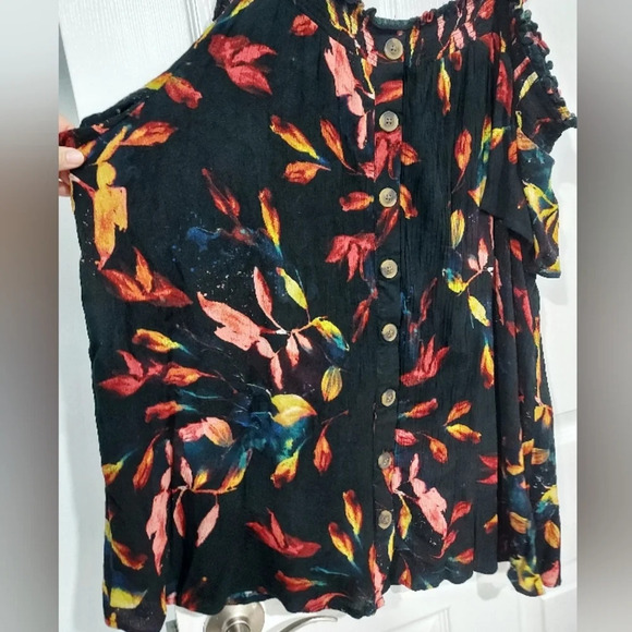 Torrid Floral Black Rayon Crepe Smocked Cold Shoulder Top in Size 3 / 22-24 - Picture 4 of 14